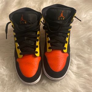 Air Jordan 1 Mid SE (GS) Black/Team Orange-Amarillo